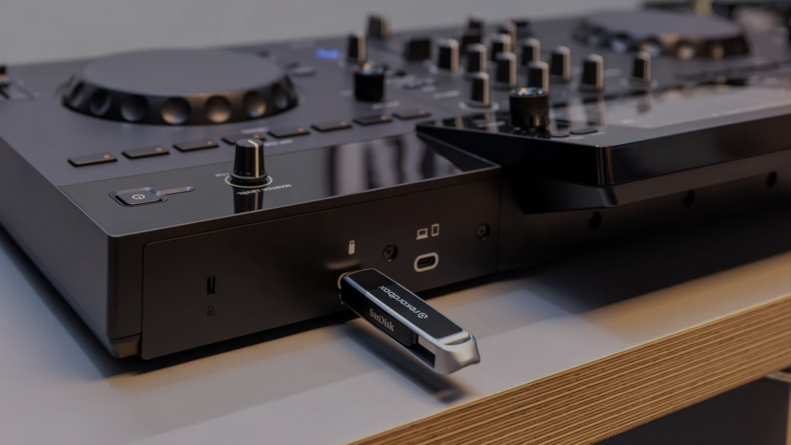 alphatheta-xdj-an_6a54c25f2e5f9.jpg
