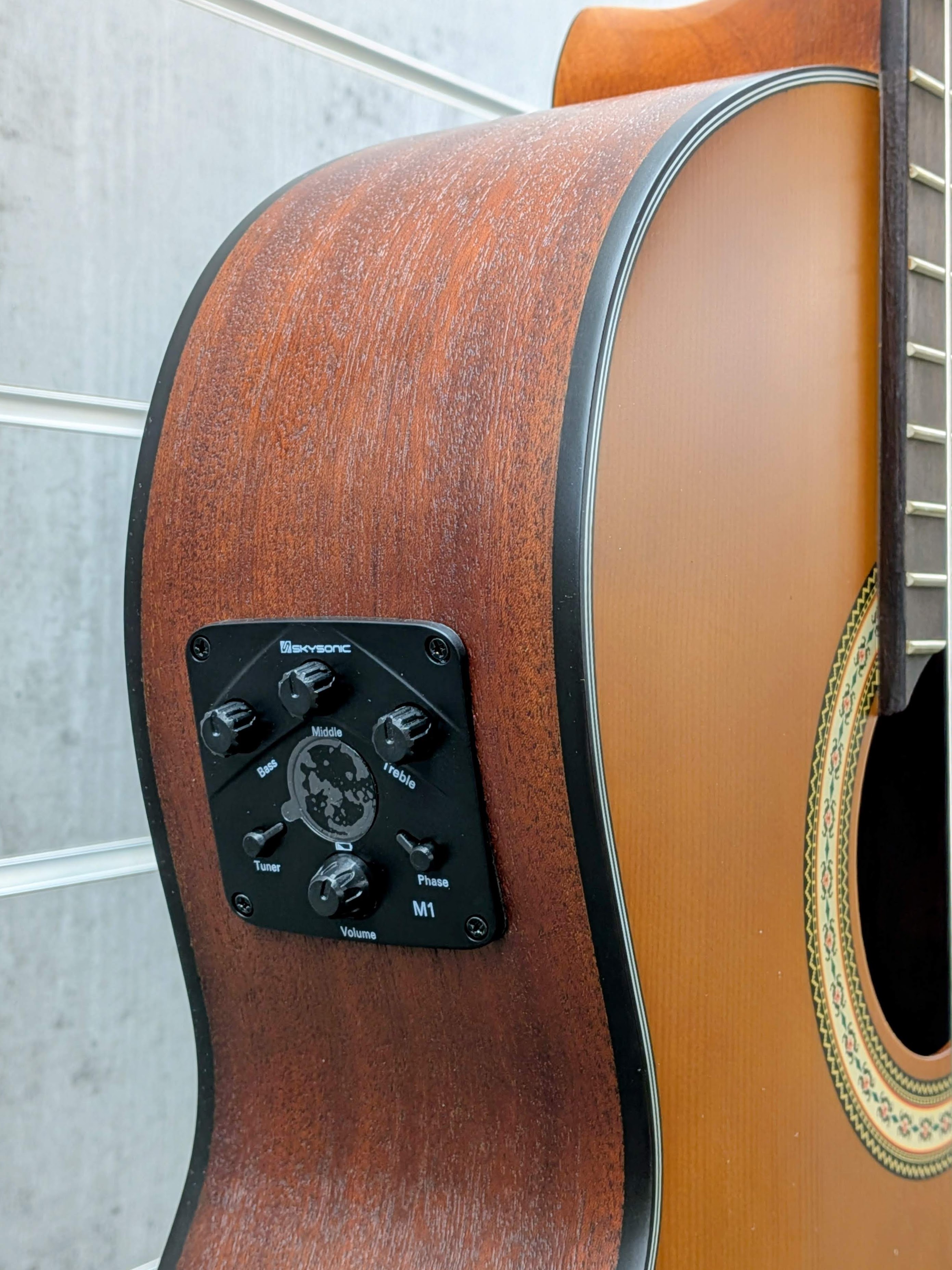 alysee-cl200ces-guitarra-classica-cutaway-4-4-acabamento-satinado_6a2c1d2b2b663.jpg