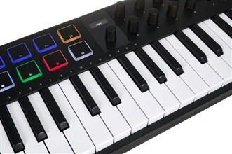 arturia-minilab-37-black_6a4bbf0184c30.jpg