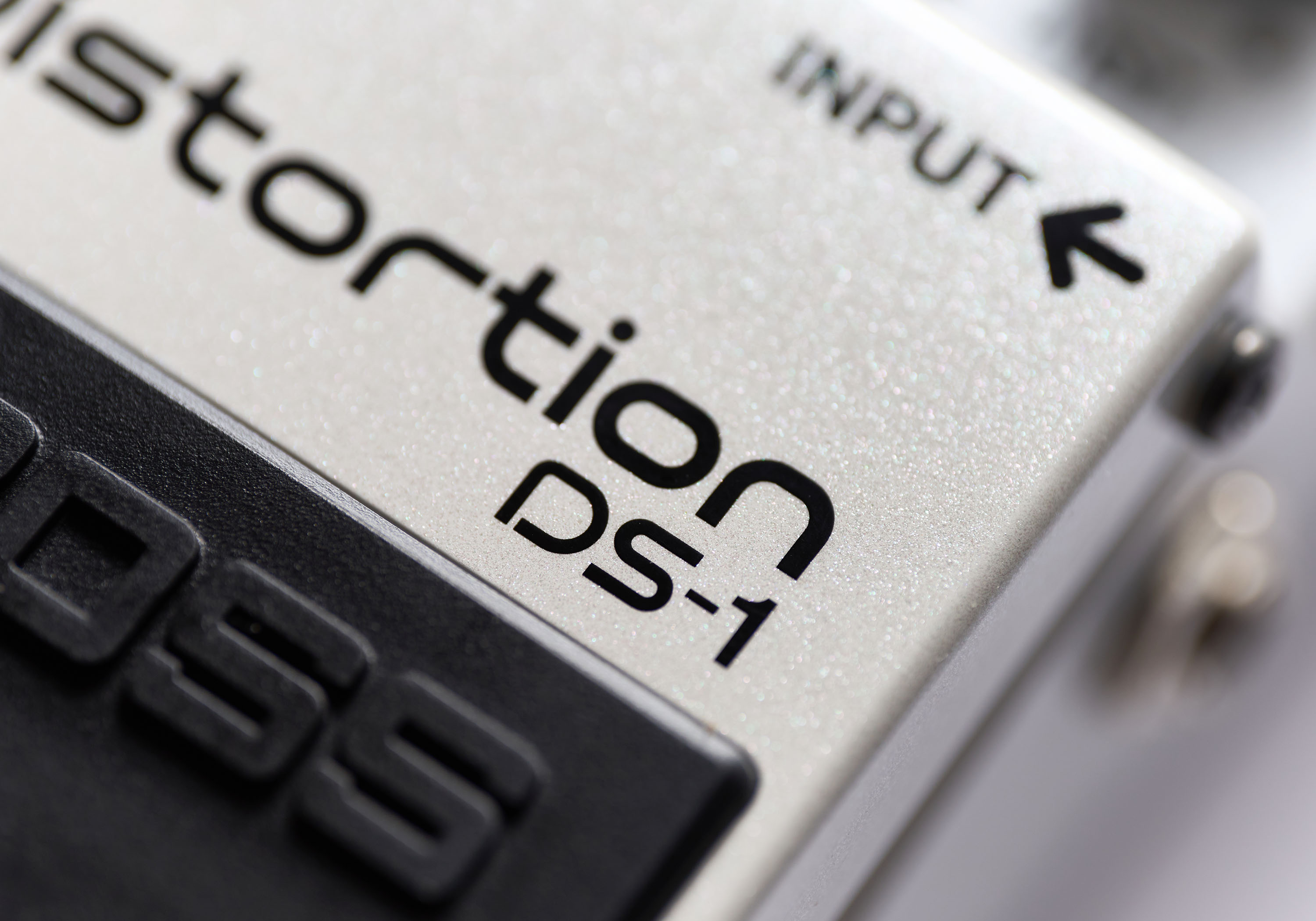 boss-ds-1-wh-white-limited-edition-pedal-distorcao-iconico_67482ff667dc4.jpg