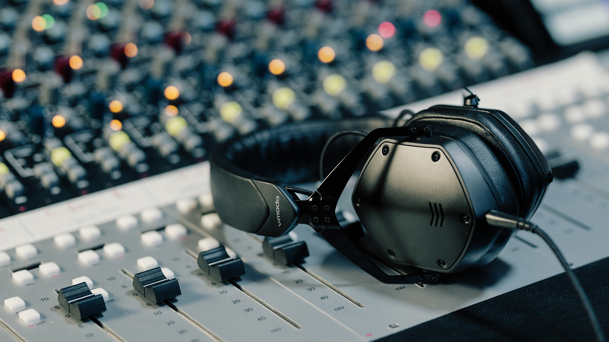 bv-moda-m-200-studio-headphones-cable-with-microphone-travel-case-b_68386e29e885f.jpg
