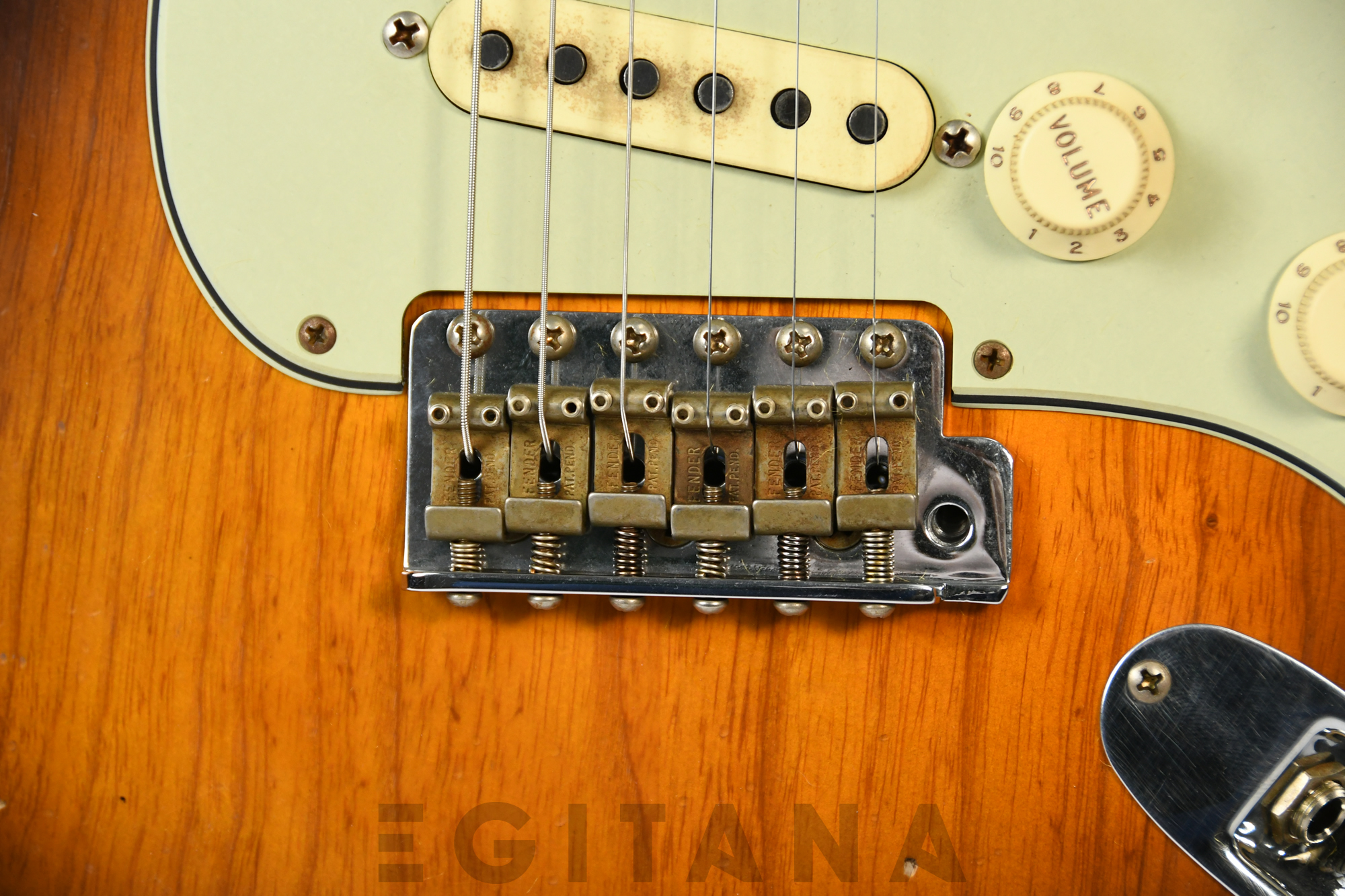 fender-custom-shop-59-masterbuilt-paul-waller-relic-2-tone-sunburst_635fb66fc66b8.jpg