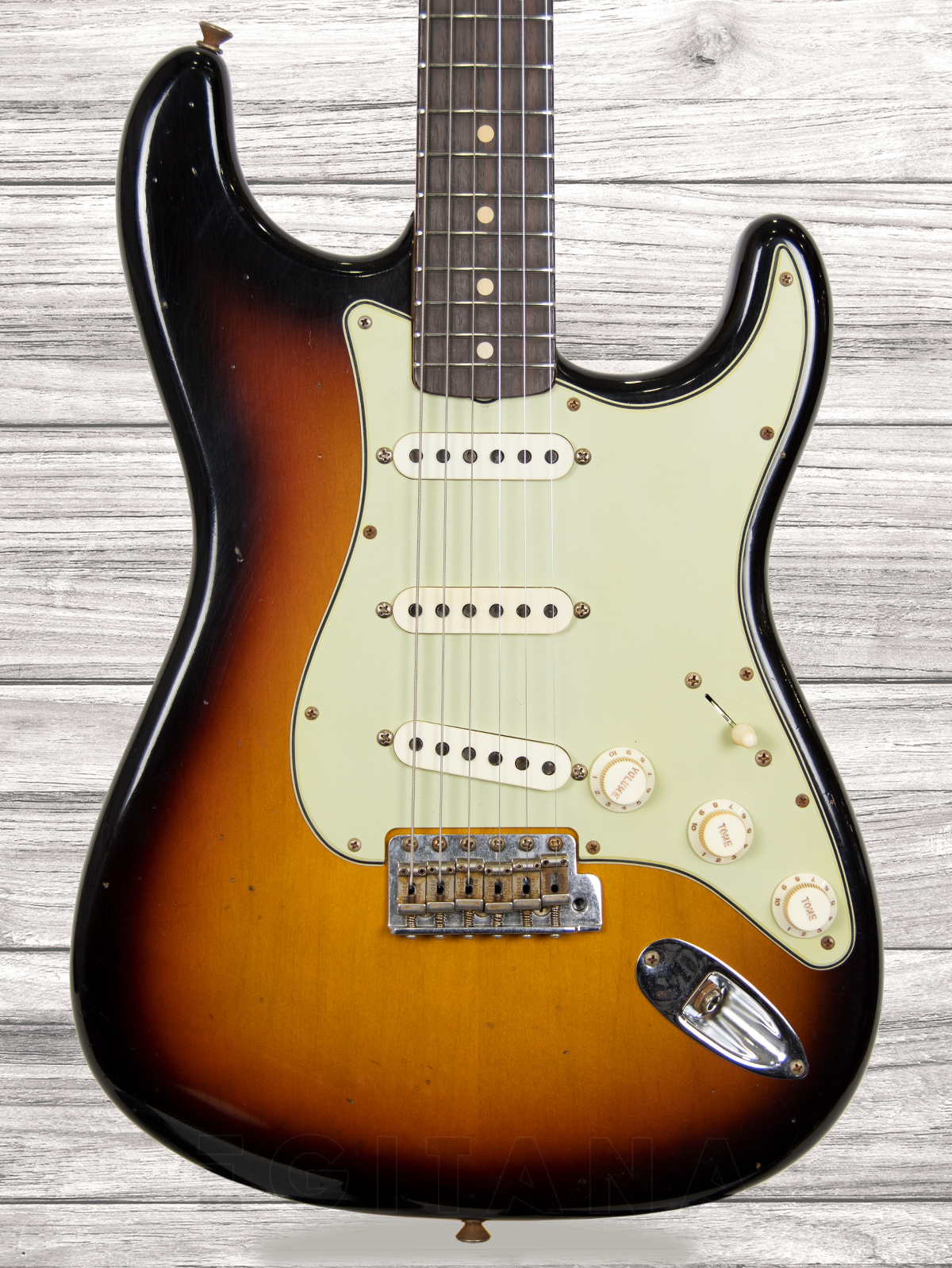 fender-custom-shop-limited-edition-62-63-journeyman-relic-rw-aged-3-color-sunburst_6047bb29a8638.jpg
