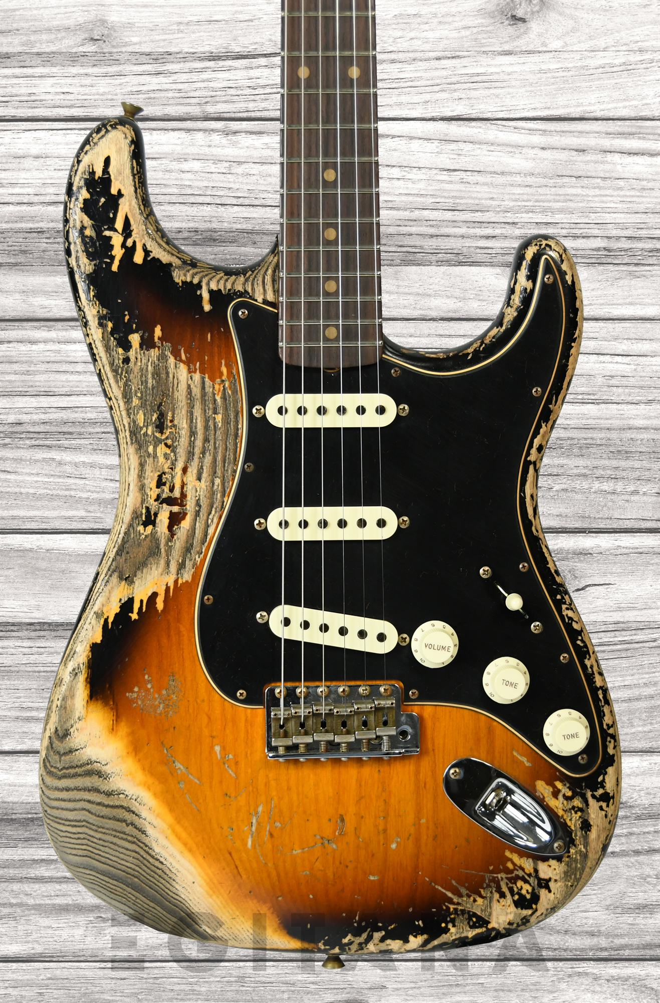 fender-custom-shop-limited-edition-poblano-strat-super-heavy-relic-super-faded-aged-3-color-sunburst_6350276614826.jpg