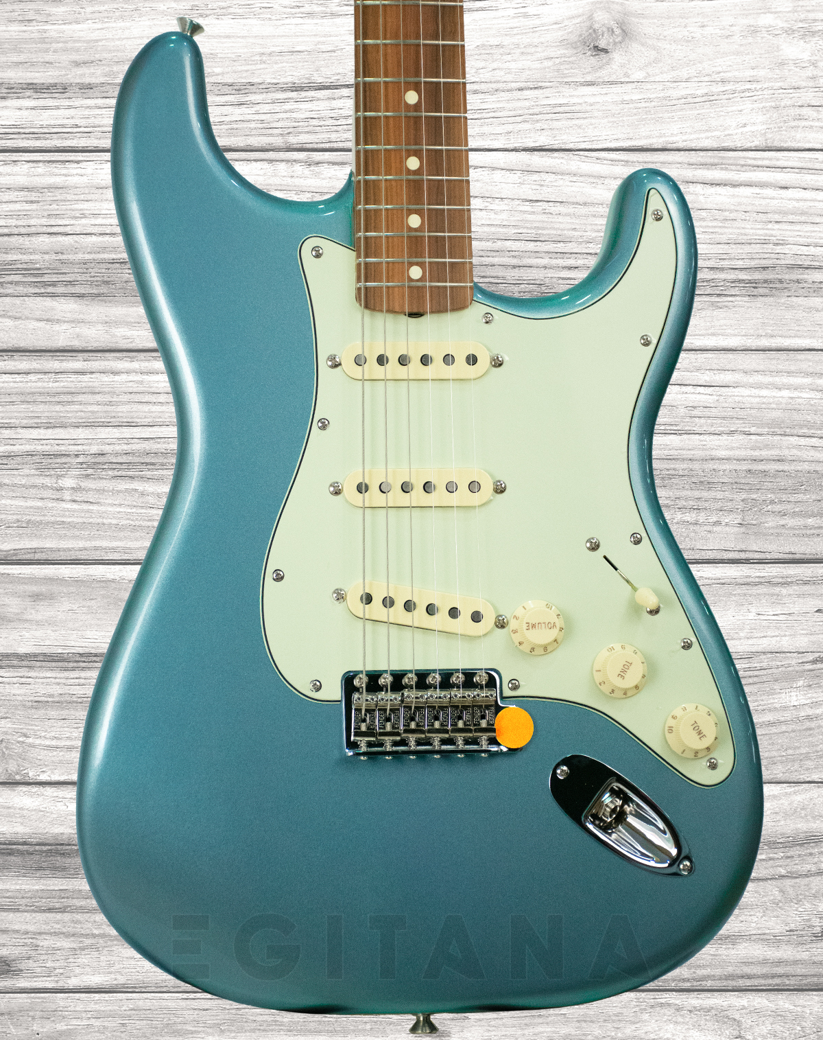 fender-vintera-60s-strat-ibm_5f11c6b0d5514.jpg