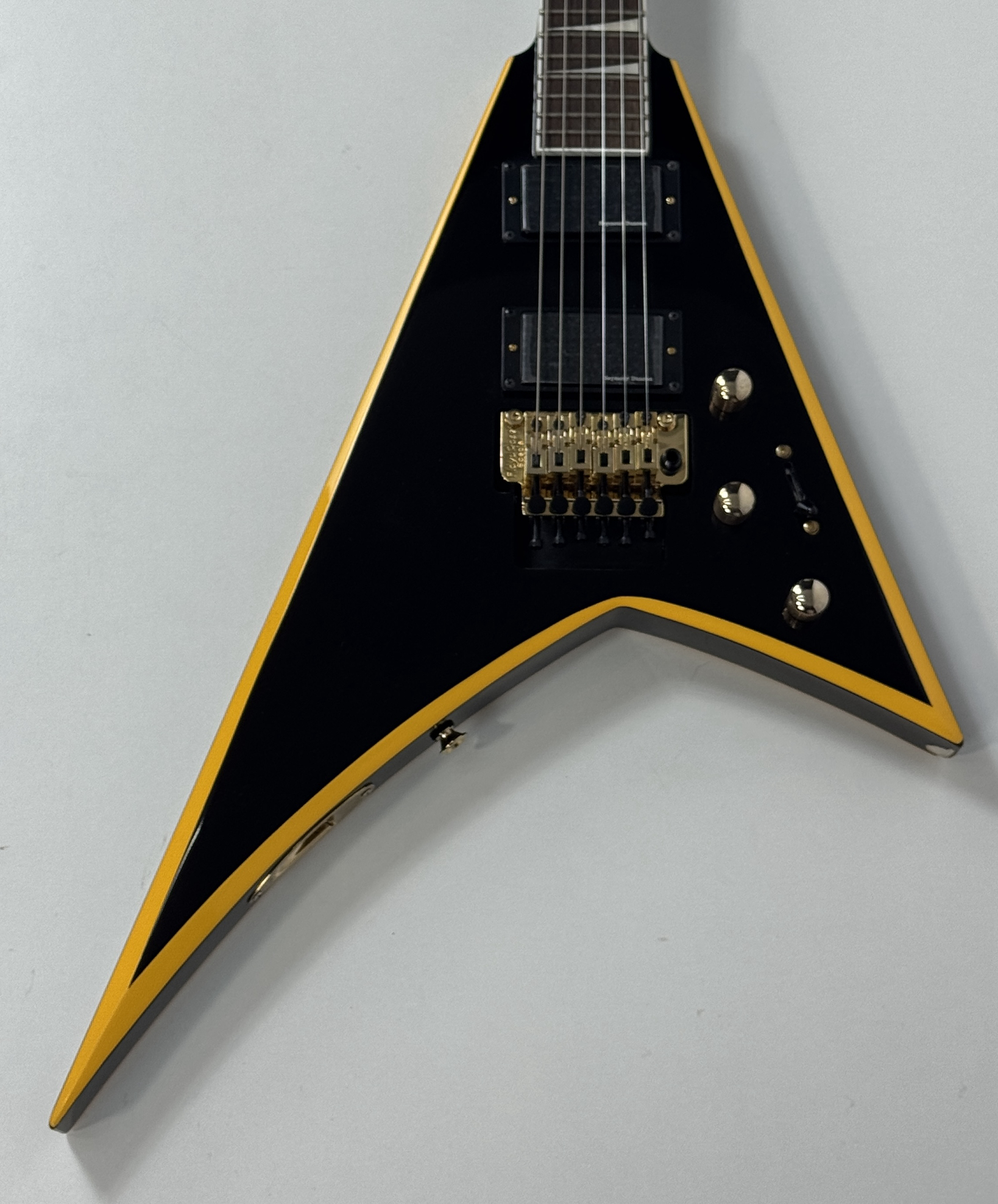 jackson-rrx24-black-w-yellow-bevels-b-stock_681109f67f4b4.jpg