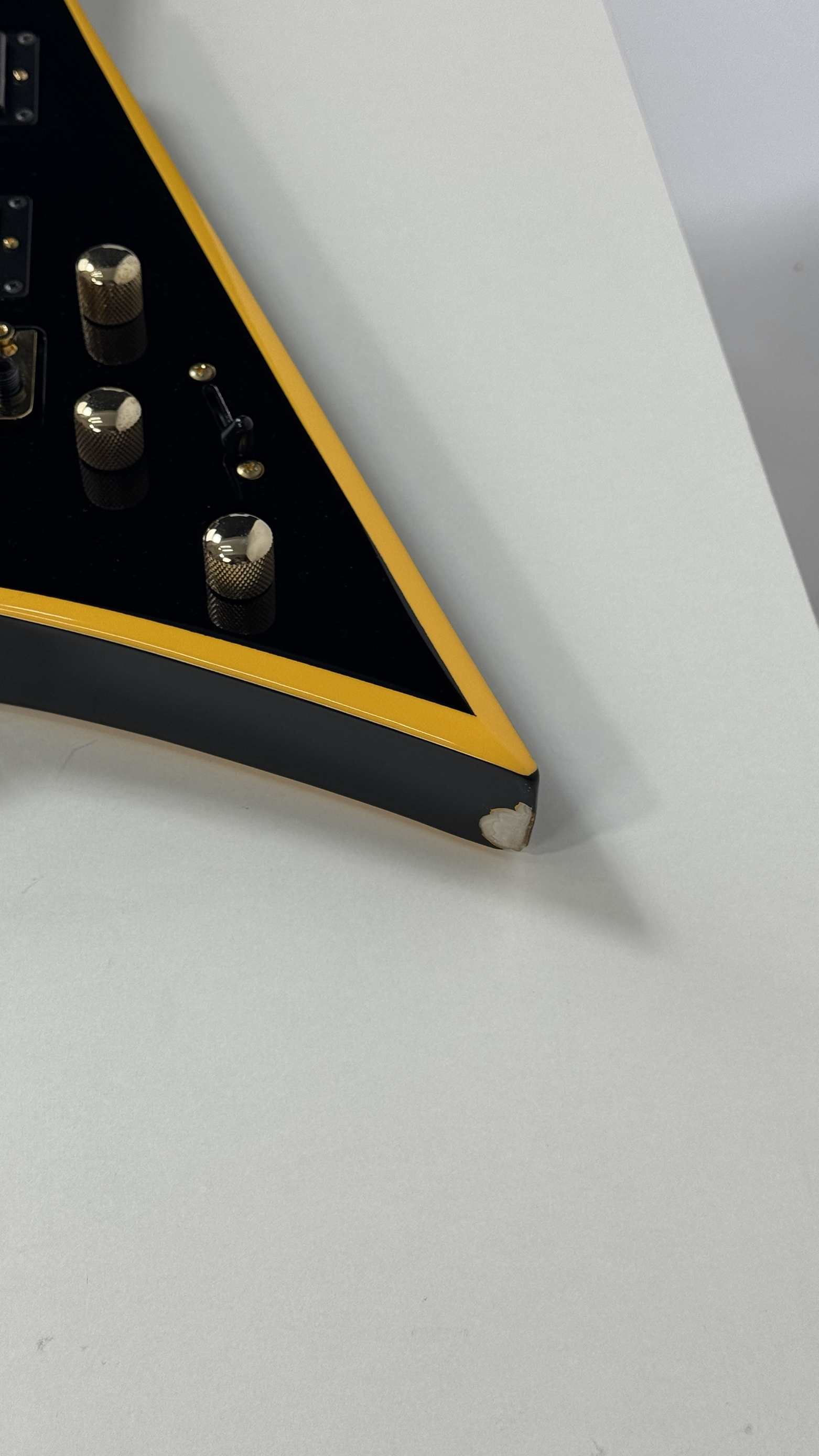 jackson-rrx24-black-w-yellow-bevels-b-stock_68110a00a11a2.jpg