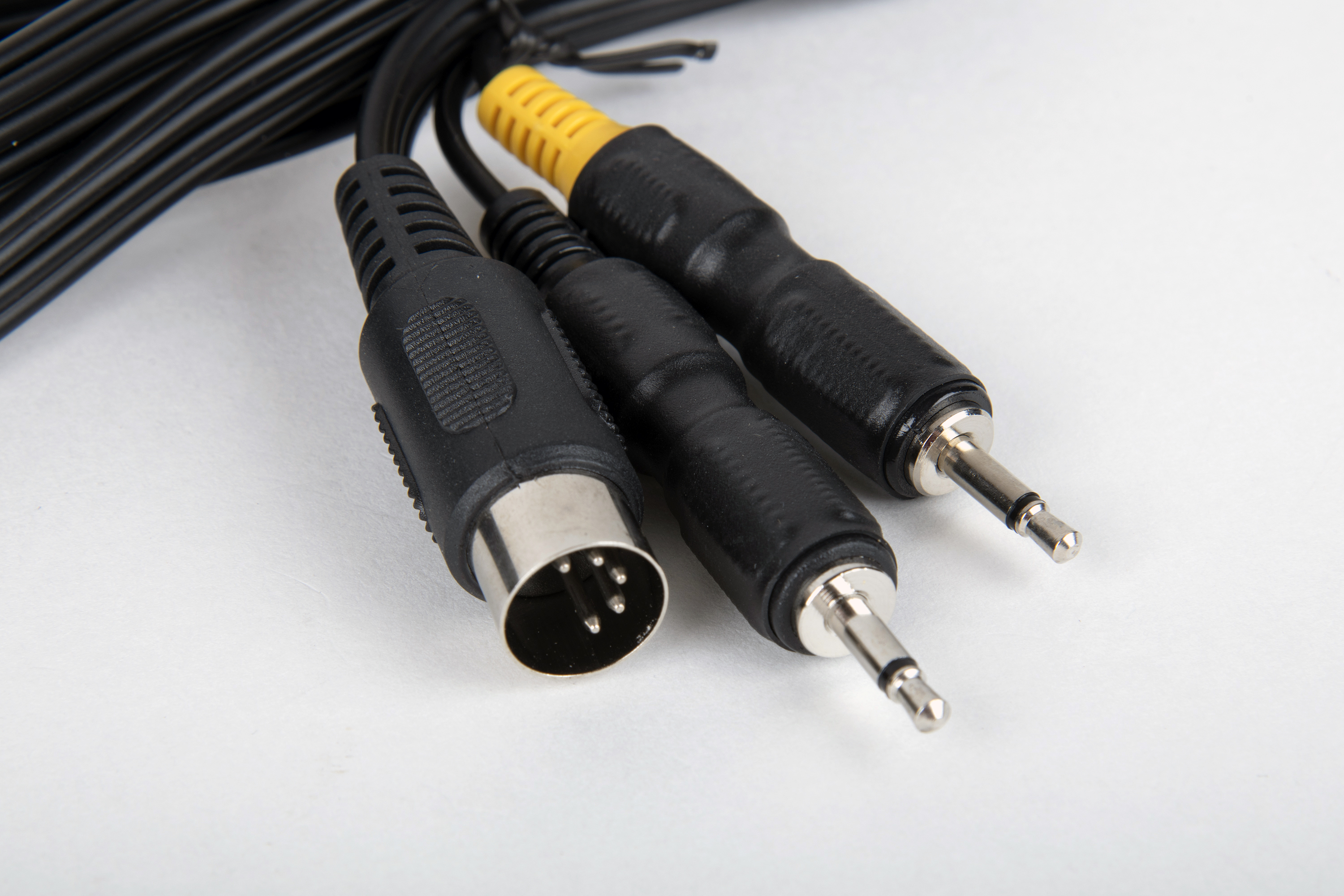 kenton-1-x-5-pin-din-plug-to-2-x-35mm-jack-plug_5fa002882a4da.jpg