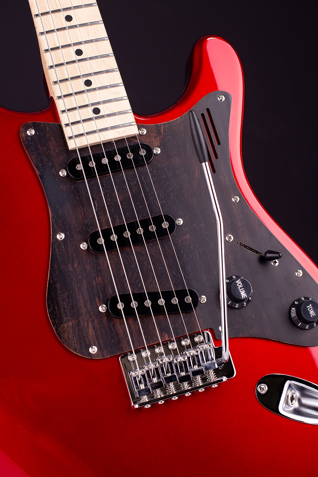 magneto-u-one-sonnet-standard-candy-red-maple-fb-with-gig-bag_68d66303ee569.jpg