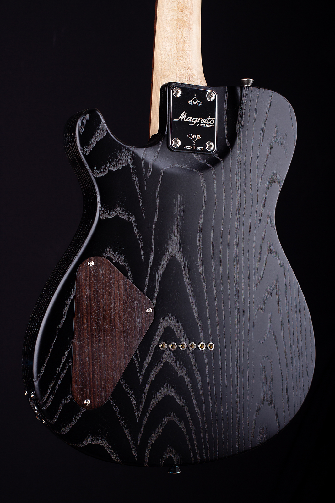 magneto-u-one-u-wave-classic-transparent-black-matte-ash-with-gig-bag_68d666d26cc32.jpg