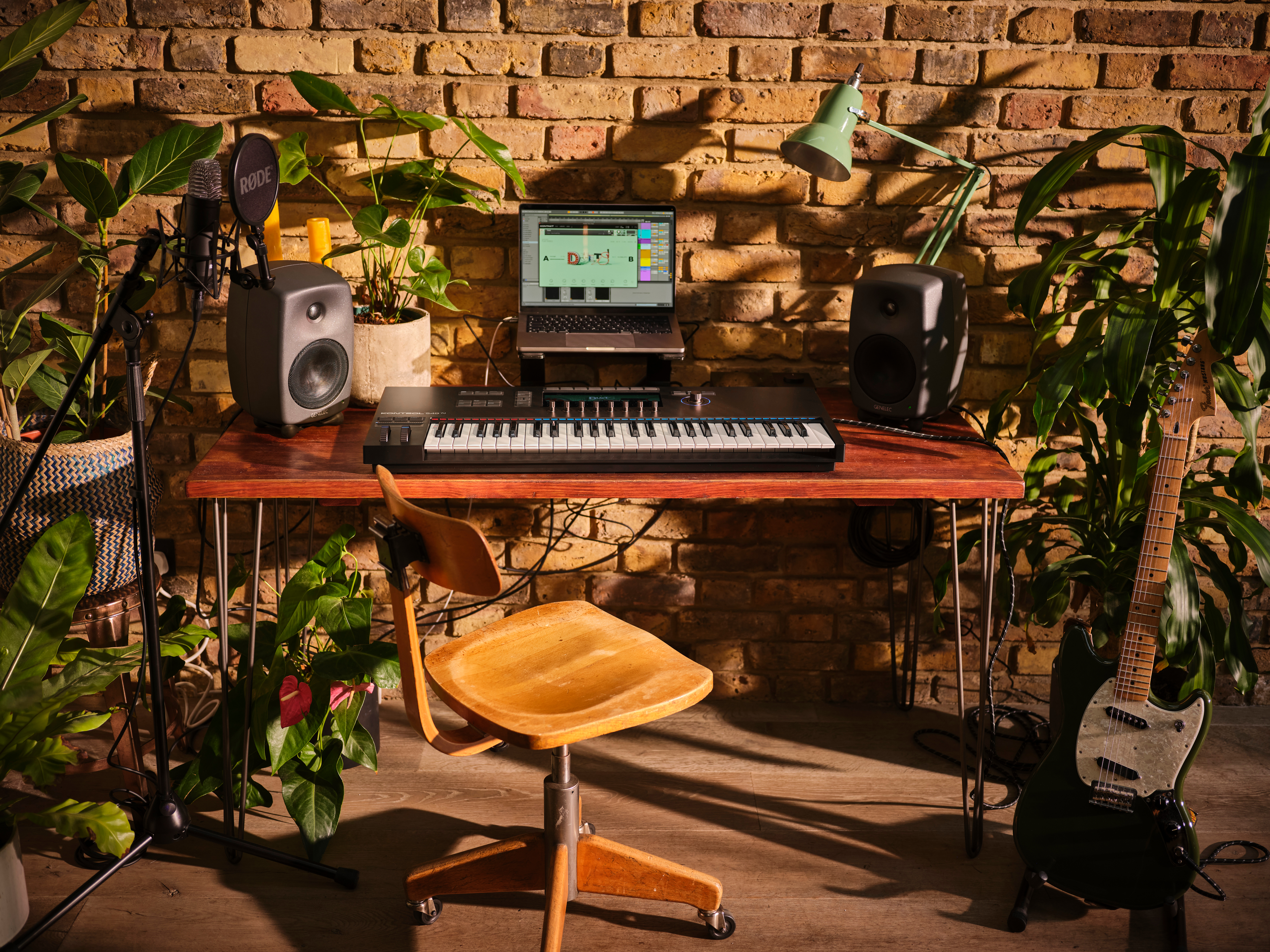 native-instruments-kontrol-s49-mk3_696f8b0d4640a.jpg